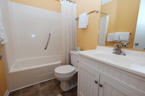 Douche, sèche-cheveux, serviettes fournies