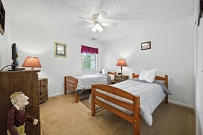 2 slaapkamers, een strijkplank/strijkijzer, gratis wifi, beddengoed