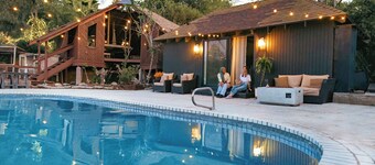Sunny Days Tiny House - newly renovated with private entrance, pool & view