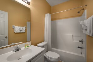 Douche, sèche-cheveux, serviettes fournies