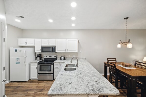 Fridge, microwave, oven, stovetop - River Oaks Myrtle Beach | Golf & Beach Retreat | RO 55E (Myrtle Beach)