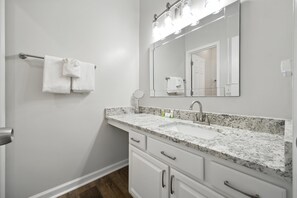 Bruser, hårtørrer, håndklæder