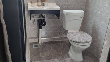 Een haardroger, handdoeken, zeep, toiletpapier