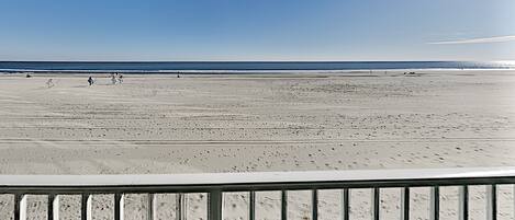 På stranden
