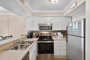 Geladeira, micro-ondas, fogão, cooktop
