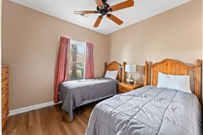 2 slaapkamers, een strijkplank/strijkijzer, gratis wifi, beddengoed