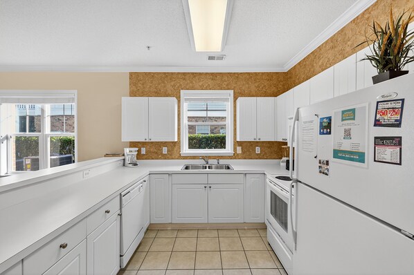 冷蔵庫、電子レンジ、オーブン、コンロ