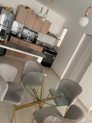 Appartement, vue cour intérieure | Cuisine privée | Grand réfrigérateur, four, plaque de cuisson, lave-vaisselle