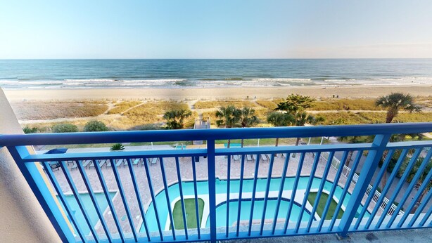 Una piscina con vista a la playa y al oc éano.