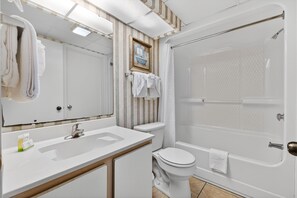 Suihku, hiustenkuivaaja, pyyhkeet