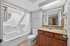 Douche, séchoir à cheveux, serviettes fournies