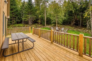 Outdoor dining - Red Fox Lodge - Close to downtown Rangeley w/ Hot Tub & Sauna (Rangeley)