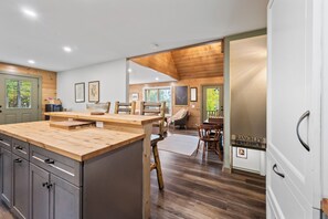 Een moderne keuken met houten kastjes en een centraal eiland.