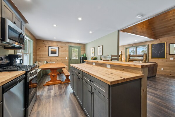 Réfrigérateur, four à micro-ondes, un four, surface de cuisson