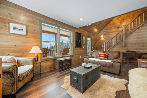 Red Fox Lodge - Close to downtown Rangeley w/ Hot Tub & Sauna