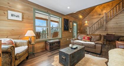 Red Fox Lodge - Close to downtown Rangeley w/ Hot Tub & Sauna