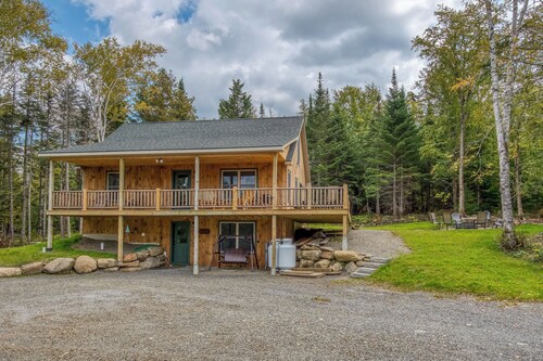 Red Fox Lodge - Close to downtown Rangeley w/ Hot Tub & Sauna
