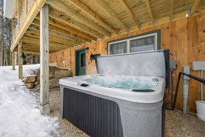 Outdoor spa tub - Red Fox Lodge - Close to downtown Rangeley w/ Hot Tub & Sauna (Rangeley)