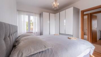 3 bedrooms, iron/ironing board, travel crib, free WiFi