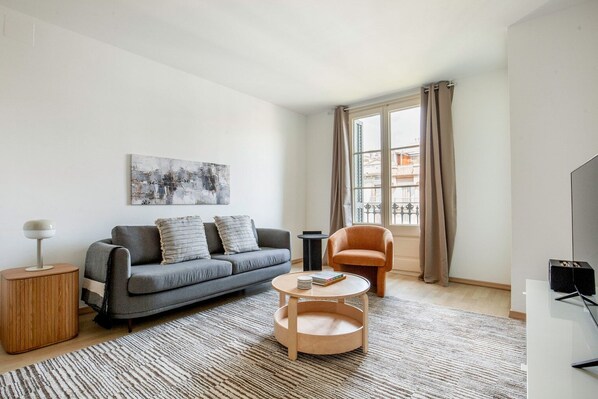 Una televisión, un reproductor estéreo