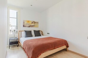 1 dormitorio, tabla de planchar con plancha, wifi y ropa de cama