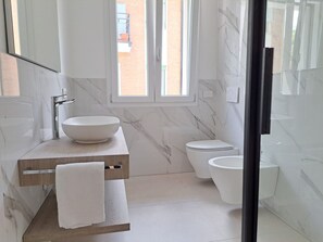 Douche, séchoir à cheveux, bidet