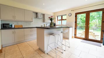 Fridge, oven, stovetop, cookware/dishes/utensils