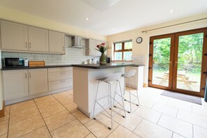 Kühlschrank, Ofen, Herdplatte, Kochgeschirr/Geschirr/Besteck