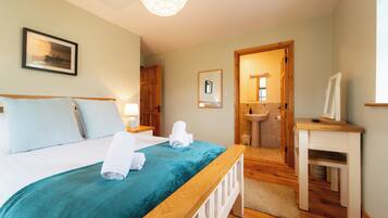 3 chambres, fer et planche à repasser, Wi-Fi, draps fournis