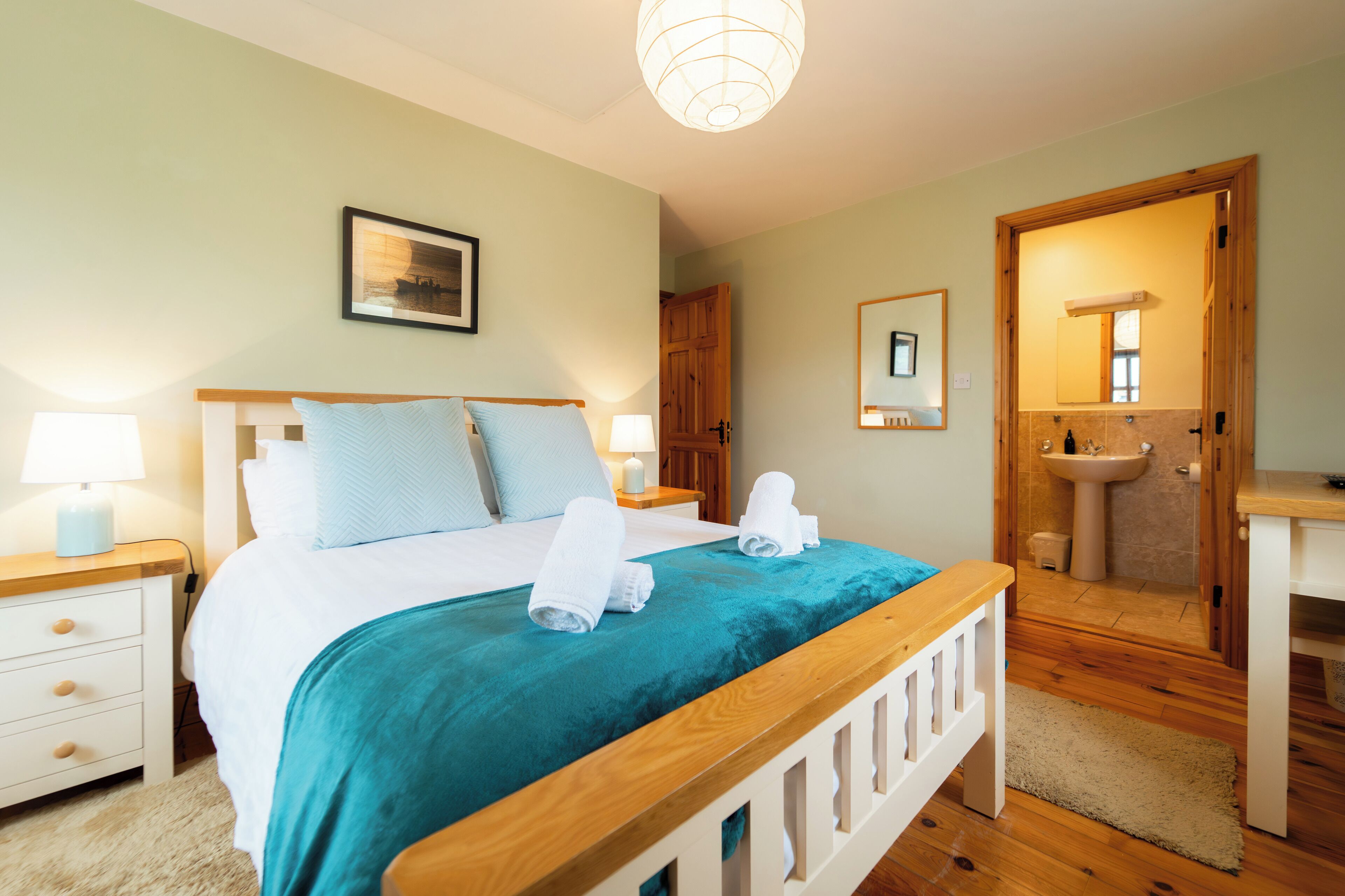 3 slaapkamers, een strijkplank/strijkijzer, wifi, beddengoed