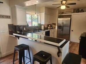 Frigorífic, microones, forn i placa de cuina