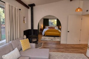 3 dormitoris, escriptori i planxa i posts de planxar