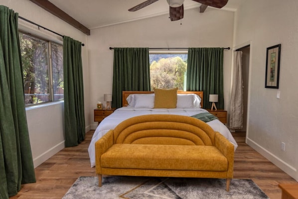 3 habitaciones, escritorio y tabla de planchar con plancha 