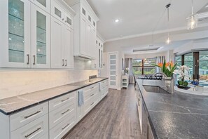 ثلاجة، ميكروويف، فرن، موقد طهي مسطح