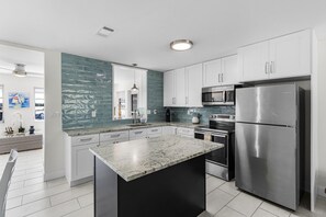 Kjøleskap, mikrobølgeovn, ovn og kaffetrakter/tekoker