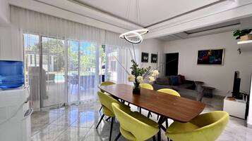 Villa, 5 Bedrooms | Living area