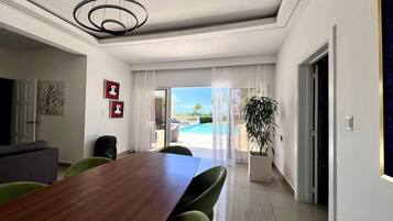 Villa, 5 Bedrooms | Dining