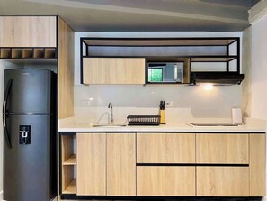Refrigerador, microondas, horno y cafetera y tetera 