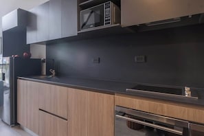 Fridge, microwave, stovetop, coffee/tea maker - NOK Luxury 1 BR duplex in Virrey (Bogotá)