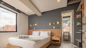 Quarto moderno com cama de madeira, mesas de cabeceira e vista da cidade.