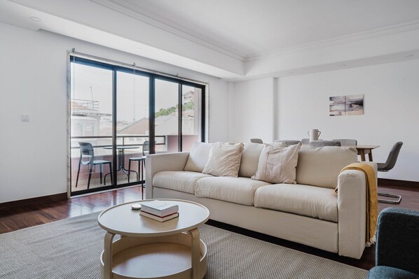 TV, stereo - Blueground | Campolide, washer, a/c (Lisbon)