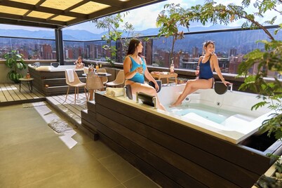 Stadio Comfort with Jacuzzi | Rosa Negra Aparta-Suite