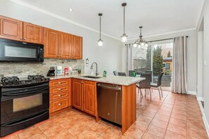 Refrigerador, microondas, horno, placa de cocina