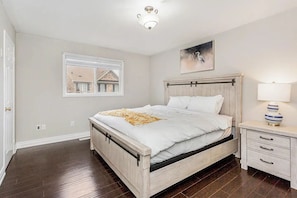 3 bedrooms, iron/ironing board, travel cot, free WiFi - Luxurious Spacious Dream Home with Parking! (Richmond Hill)