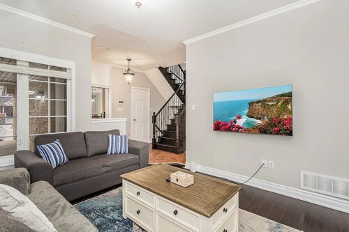 Luxurious Spacious Dream Home with Parking!