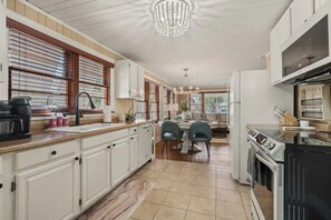 冷蔵庫、電子レンジ、オーブン、コンロ