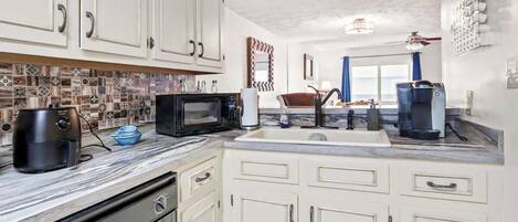 Réfrigérateur, four à micro-ondes, un four, lave-vaisselle