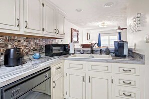 Geladeira, micro-ondas, fogão, lava-louças