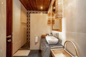 Villa, 3 Bedrooms, Pool View | Bathroom | Shower, free toiletries, hair dryer, towels - Kubu Kawan Bagus Villa Canggu (Canggu)