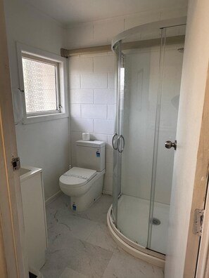 Towels, soap, shampoo, toilet paper - Abbey Travel Lodge Motel (Hamilton)